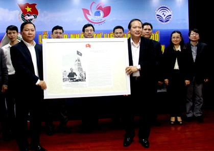 Tiếp nhận bộ tư liệu và bản đồ “Hoàng Sa, Trường Sa là của Việt Nam - Những bằng chứng lịch sử và pháp lý”